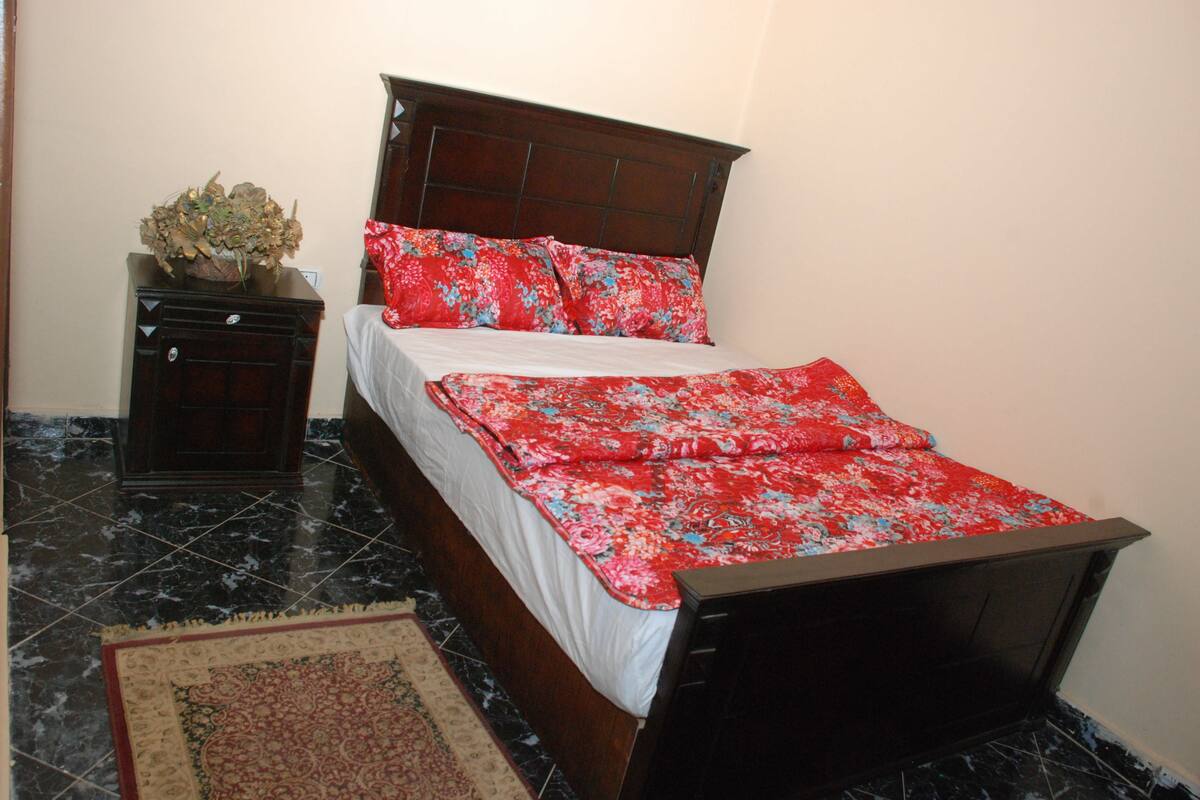 Quarto solteiro luxo | Wi-Fi de cortesia, roupa de cama