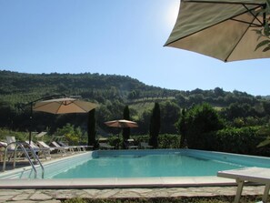 Una piscina al aire libre de temporada