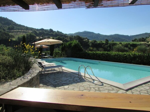 Una piscina al aire libre de temporada