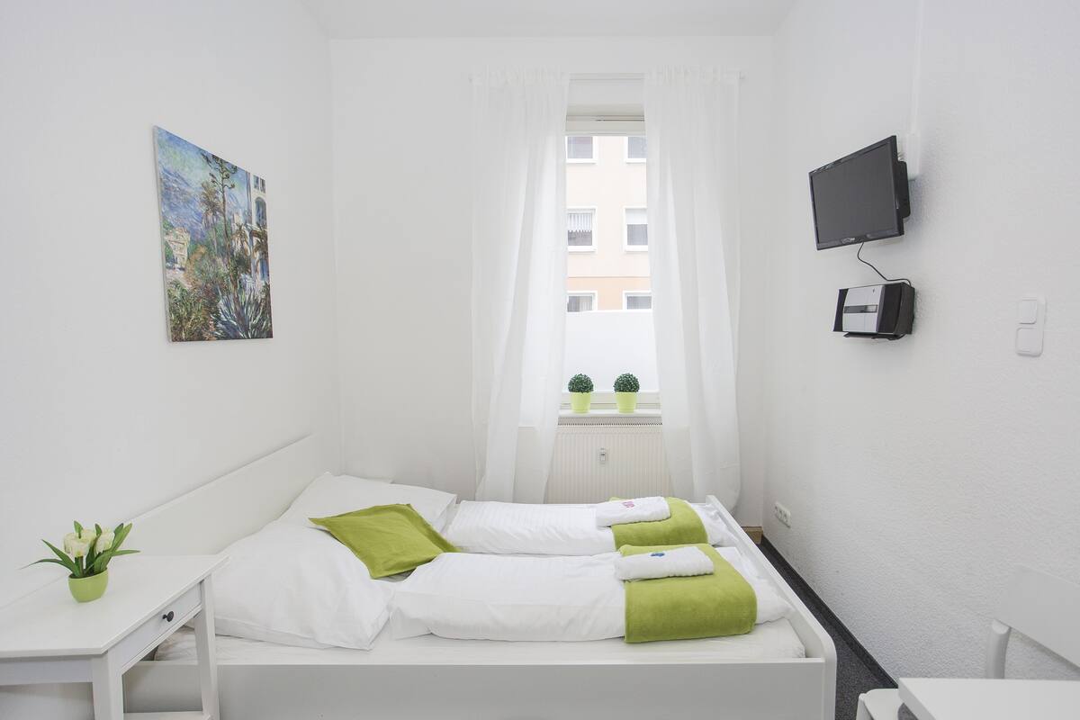 Double Room, Shared Bathroom (Rom)