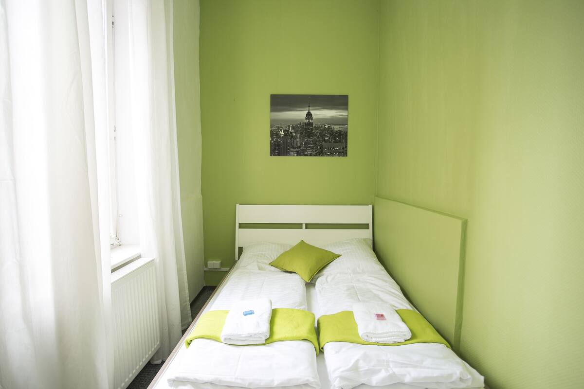 Double Room, Shared Bathroom (New York)