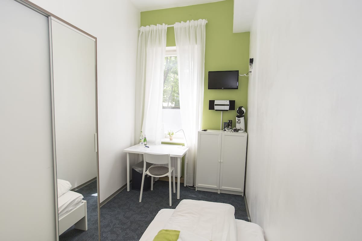 Single Room, Shared Bathroom (London)