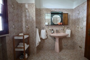 Appartement, 3 chambres, patio | Salle de bain | Douche, sèche-cheveux, bidet, serviettes fournies