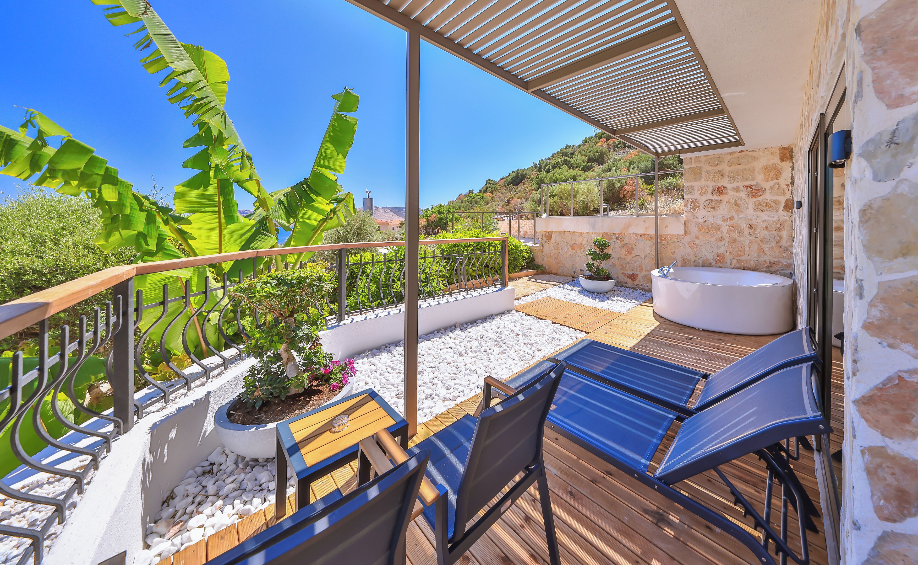 Honeymoon Suite, Sea View