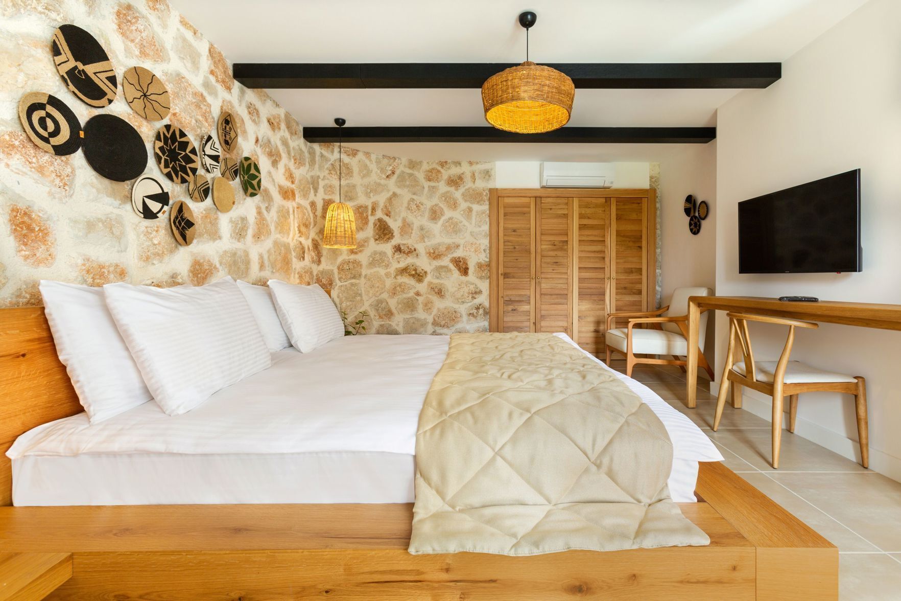 Premium bedding, in-room safe, blackout drapes, soundproofing