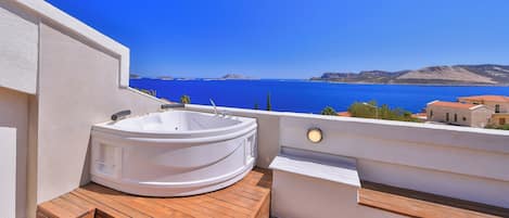 Suite panorámica, vista al mar | Terraza o patio