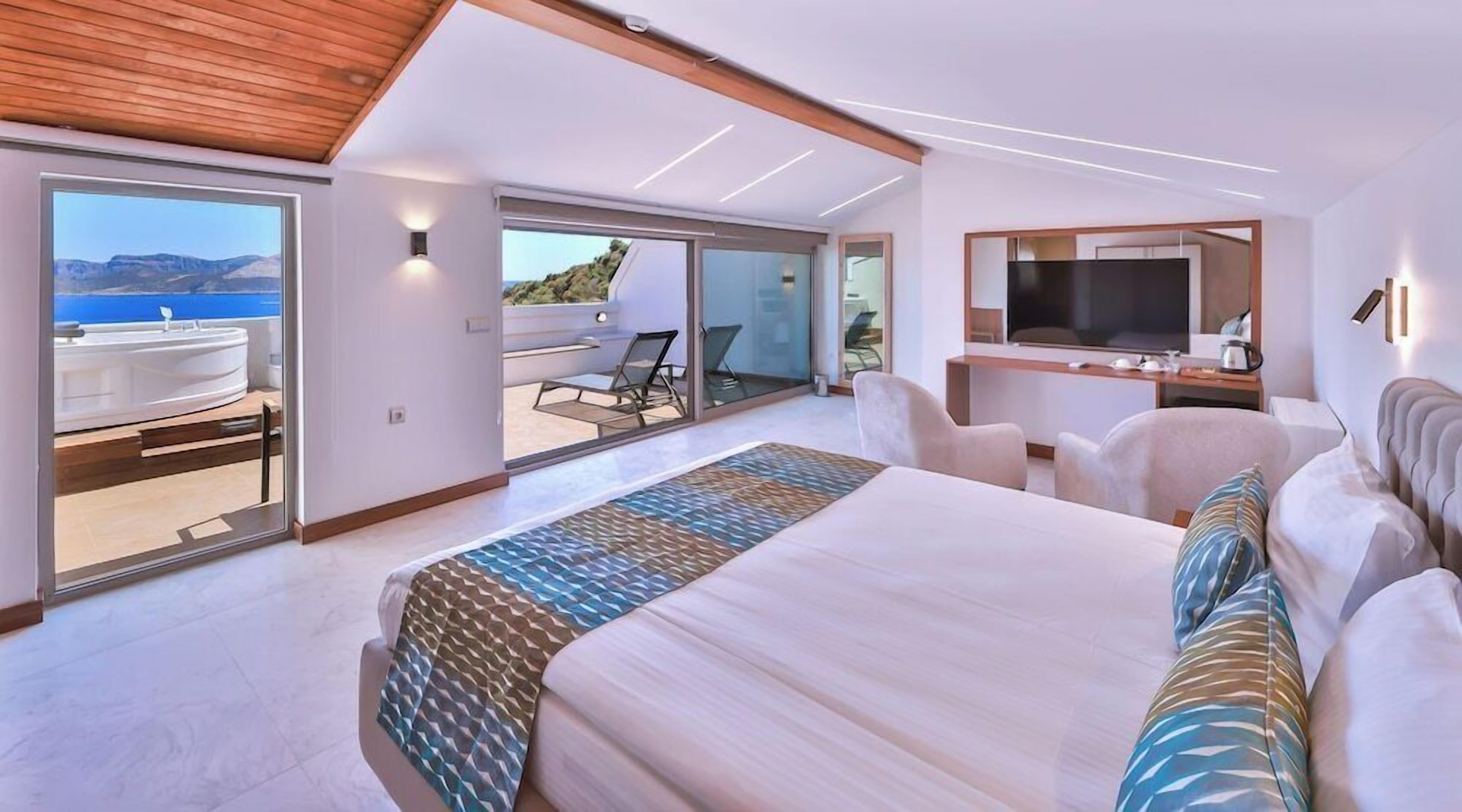 Premium bedding, in-room safe, blackout drapes, soundproofing