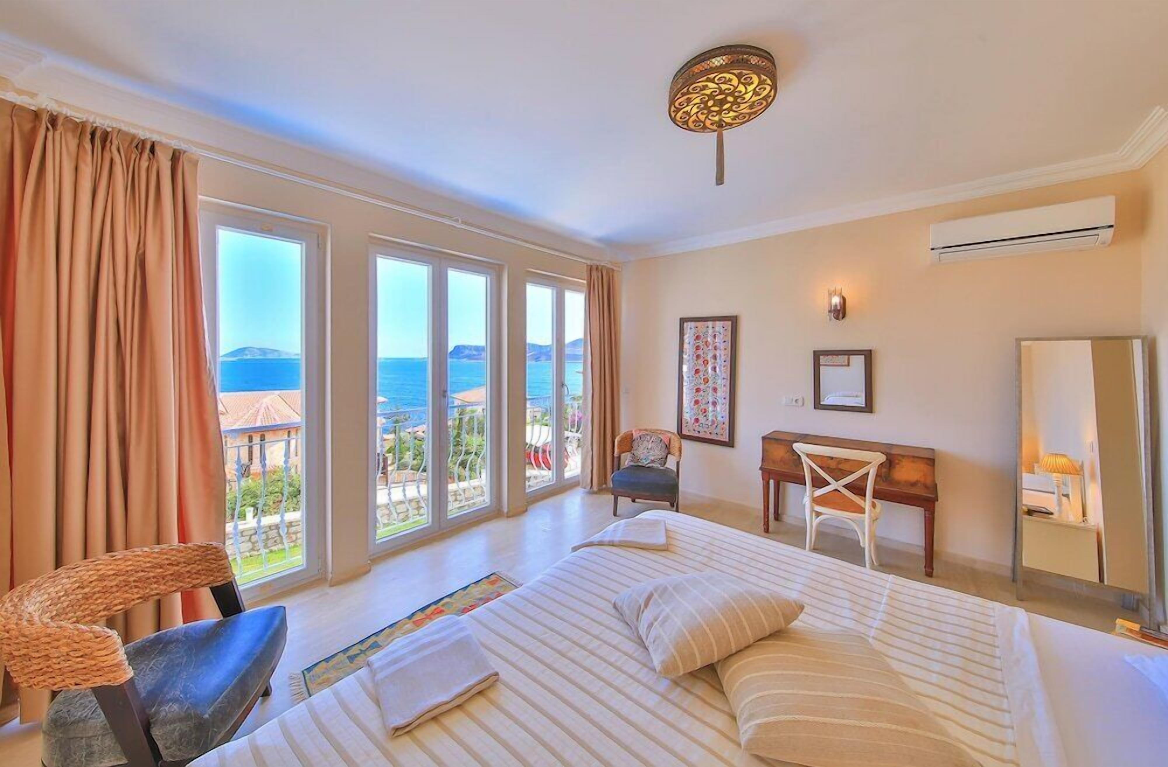 Premium bedding, in-room safe, blackout drapes, soundproofing
