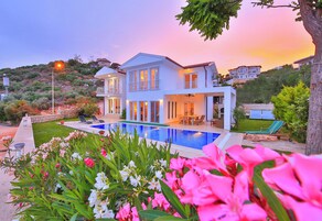 Stórt einbýlishús fyrir fjölskyldur - sjávarsýn | Einkasundlaug