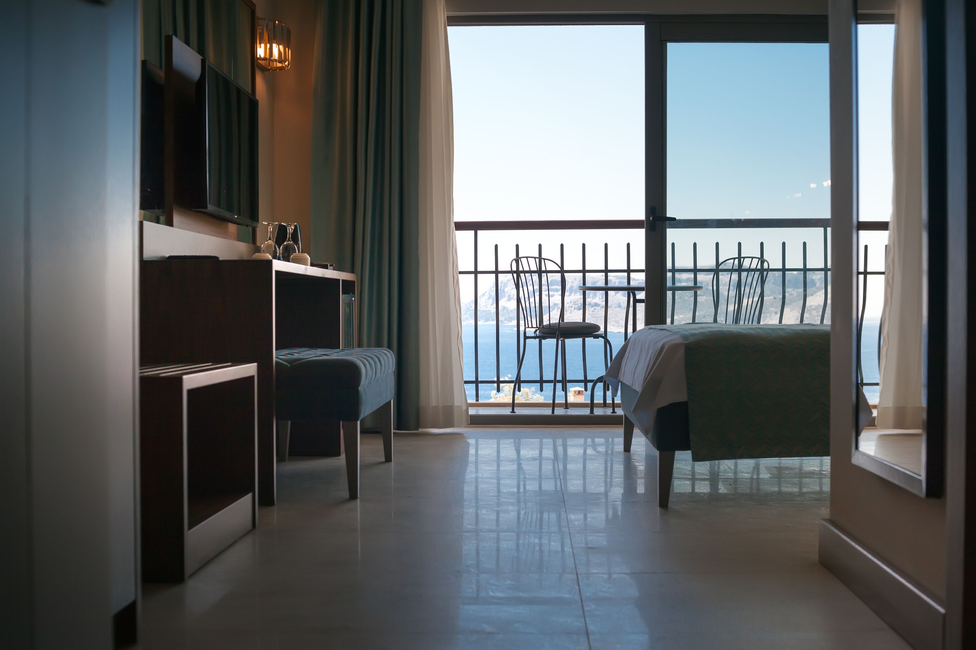 Premium bedding, in-room safe, blackout drapes, soundproofing