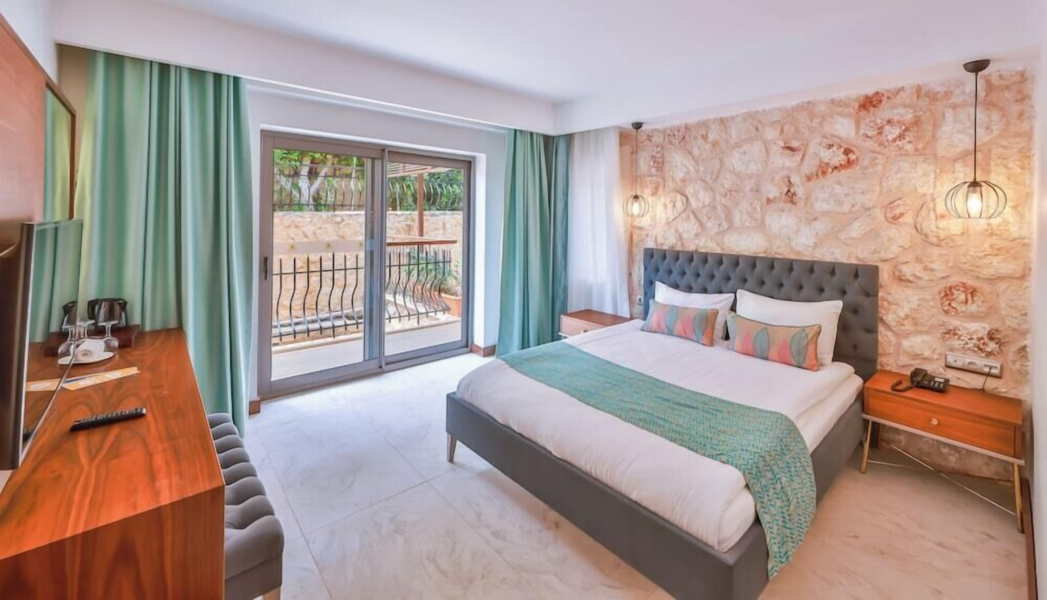 Premium bedding, in-room safe, blackout drapes, soundproofing