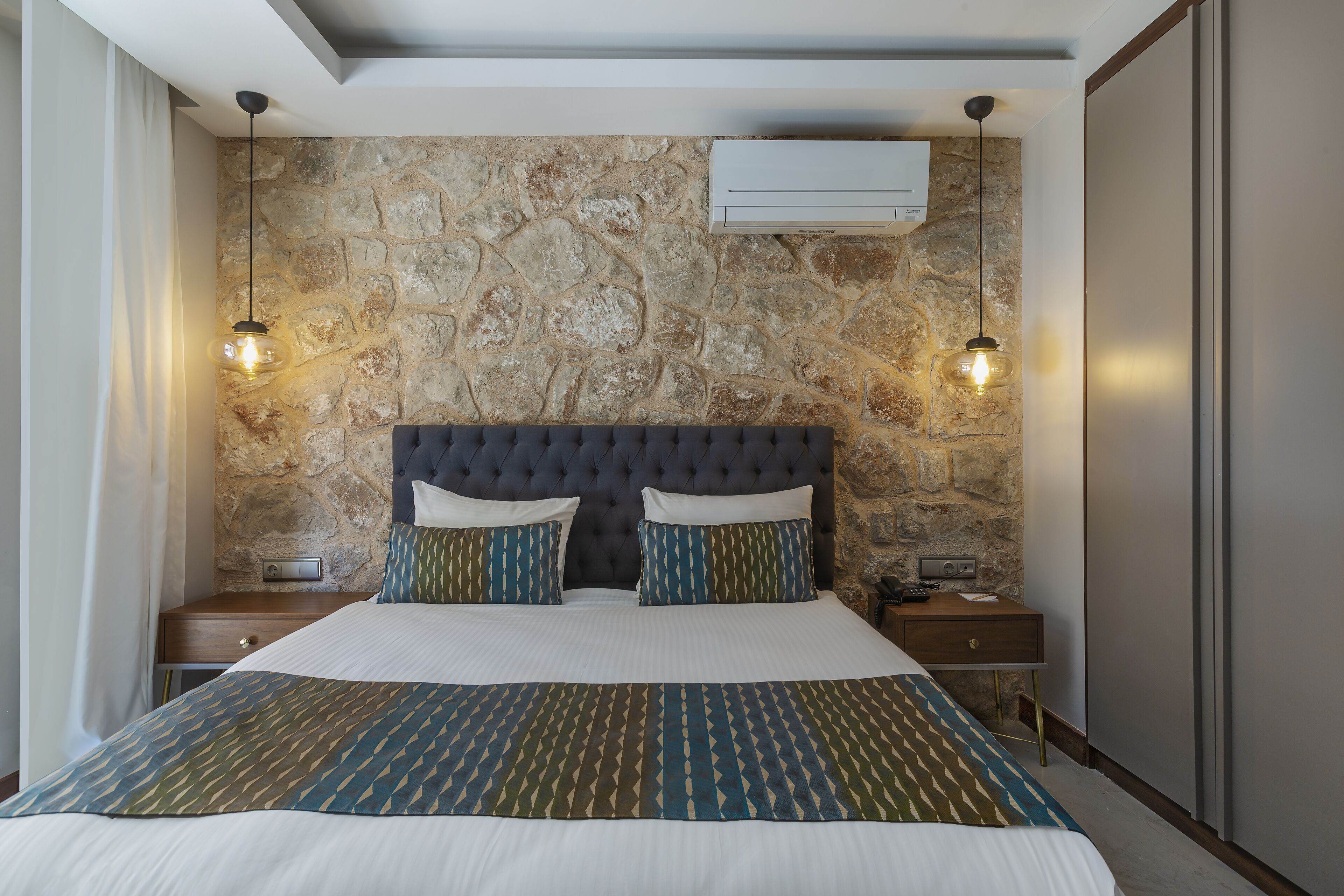 Premium bedding, in-room safe, blackout drapes, soundproofing