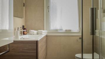 Apartment, 2 Bedrooms | Bathroom | Shower, hair dryer, bidet, towels