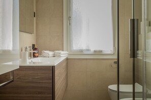 Apartment, 2 Bedrooms | Bathroom | Shower, hair dryer, bidet, towels - Vicenza - Via Marocco (Vicenza)