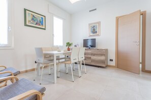 Appartamento, 2 camere da letto | Area soggiorno | TV a schermo piatto