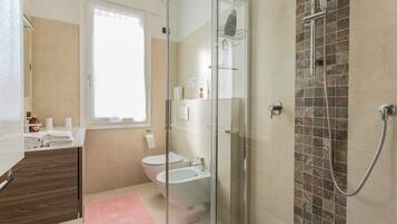 Apartemen, 2 kamar tidur | Kamar mandi | Shower, pengering rambut, kloset, dan handuk