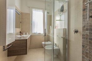 Appartamento, 2 camere da letto | Bagno | Doccia, asciugacapelli, bidet, asciugamani