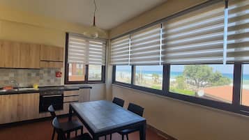 Condo familiar, 2 habitaciones, para no fumadores, vista al mar | Cocina privada | Utensilios de cocina