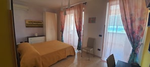 Escritorio, cortinas blackout, wifi gratis y ropa de cama 