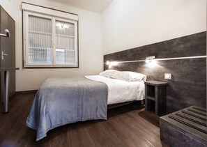 Habitación Confort, 1 cama matrimonial | Decoración personalizada, muebles diferentes y escritorio 