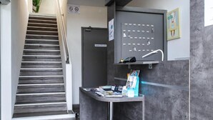 Una escalera que conduce a una puerta con la leyenda 'Chamber 04 a 03'.