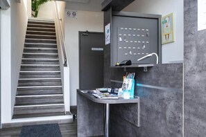Un escalier menant à une porte portant l’inscription « Salle 04 à 03 ».