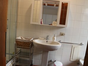 Maisonette, 1 Schlafzimmer, Balkon | Badezimmer | Dusche, Haartrockner, Bidet, Handtücher