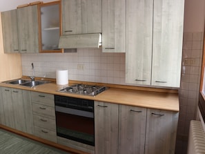 Duplex, 1 Bedroom, Balcony | Private kitchen | Full-size fridge, stovetop, cookware/dishes/utensils
