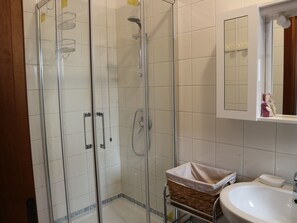 Dúplex, 1 habitación, balcón | Ducha del cuarto de baño