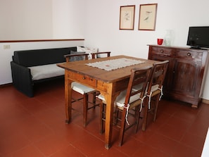 Maisonette, 1 Schlafzimmer, Balkon | Essbereich im Zimmer