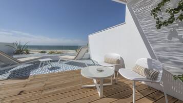 Kamer, terras, uitzicht op oceaan | 1 slaapkamer, een bureau, geluiddichte muren, gratis wifi