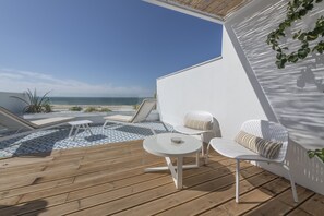 Kamer, terras, uitzicht op zee | Een bureau, geluiddichte muren, gratis wifi, beddengoed