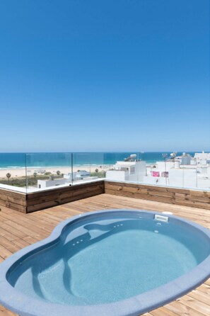 Outdoor spa tub - Alzocaire Boutique (Conil de la Frontera)