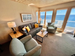 TV màn hình phẳng 32-inch có truyền hình cáp, TV, đầu đĩa DVD 