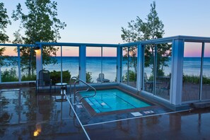 Una piscina techada, una piscina al aire libre