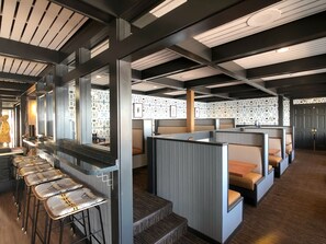 3 restaurantes; se sirven desayunos, almuerzos y cocina americana 