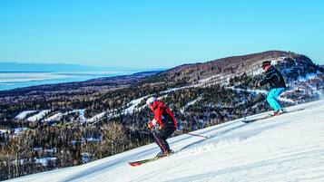 Una pista de esquí con dos esquiadores.