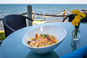 3 restaurants, servant le déjeuner et le dîner; cuisine américaine