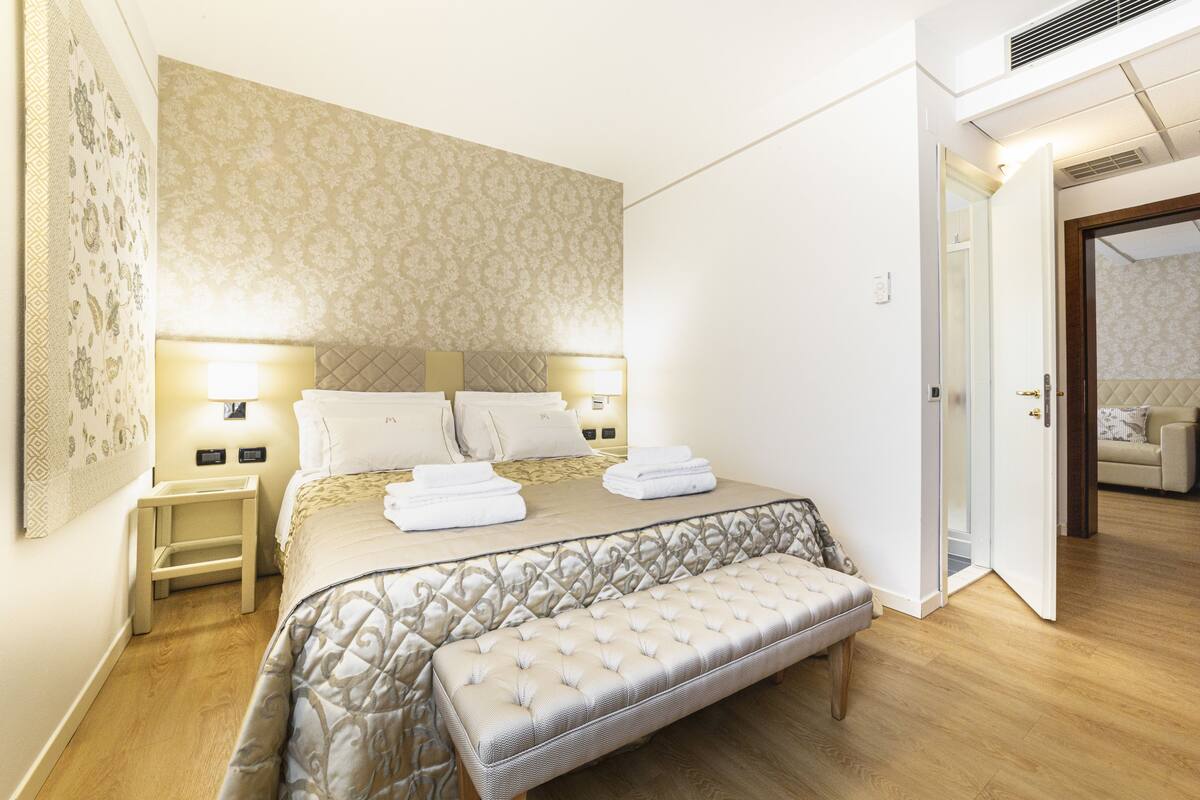 Habitación cuádruple familiar, 1 cama Queen size y sofá cama | Escritorio, camas extra, wifi gratis y ropa de cama