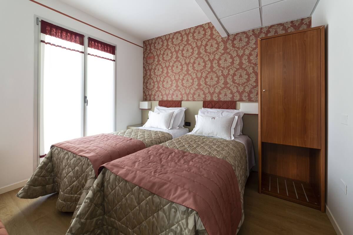 Habitación cuádruple familiar, varias camas | Escritorio, camas extra, wifi gratis y ropa de cama
