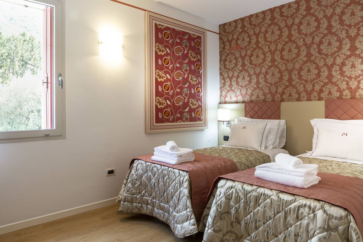 Habitación clásica con 2 camas individuales | Escritorio, camas extra, wifi gratis y ropa de cama