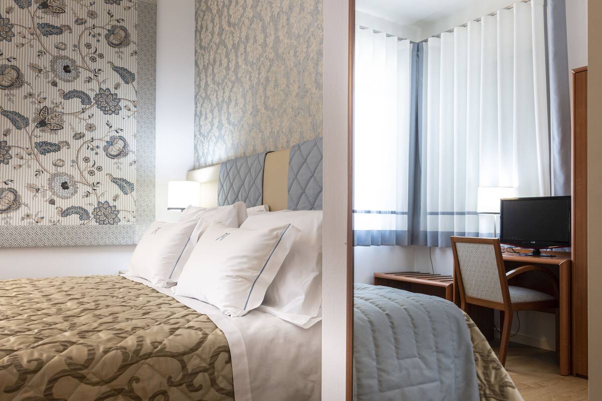 Habitación doble clásica | Escritorio, camas extra, wifi gratis y ropa de cama