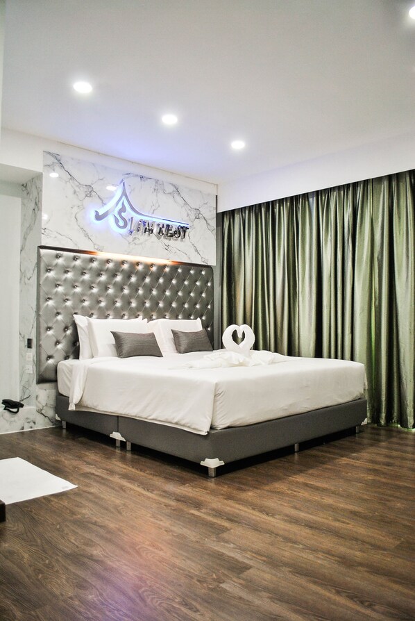 Suite familiar | Minibar, caja de seguridad en la habitación y escritorio 