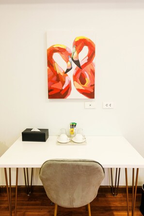 Quarto casal luxo | Frigobar, cofres nos quartos, escrivaninha
