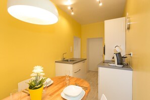 Fridge, microwave, stovetop, dishwasher - Ferienwohnung Raab (Nuremberg)