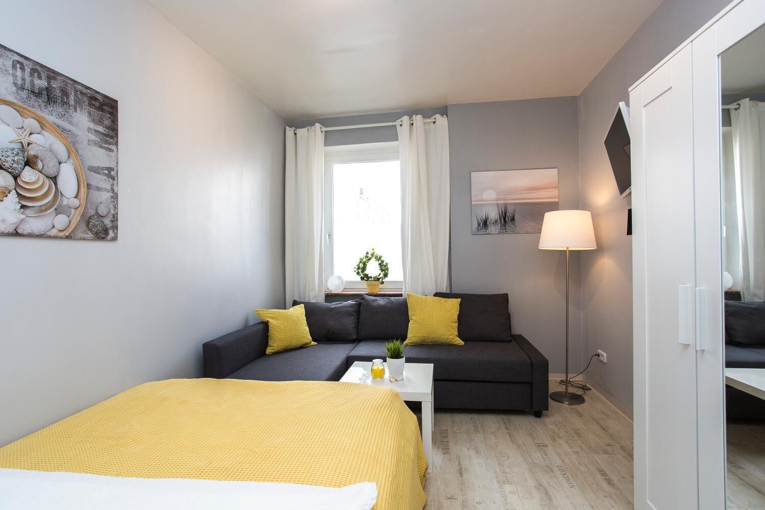 2 bilik tidur, meja, seterika/papan seterika, katil bayi mudah alih 