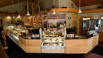 Un comptoir de boulangerie où sont exposés divers produits de boulangerie.