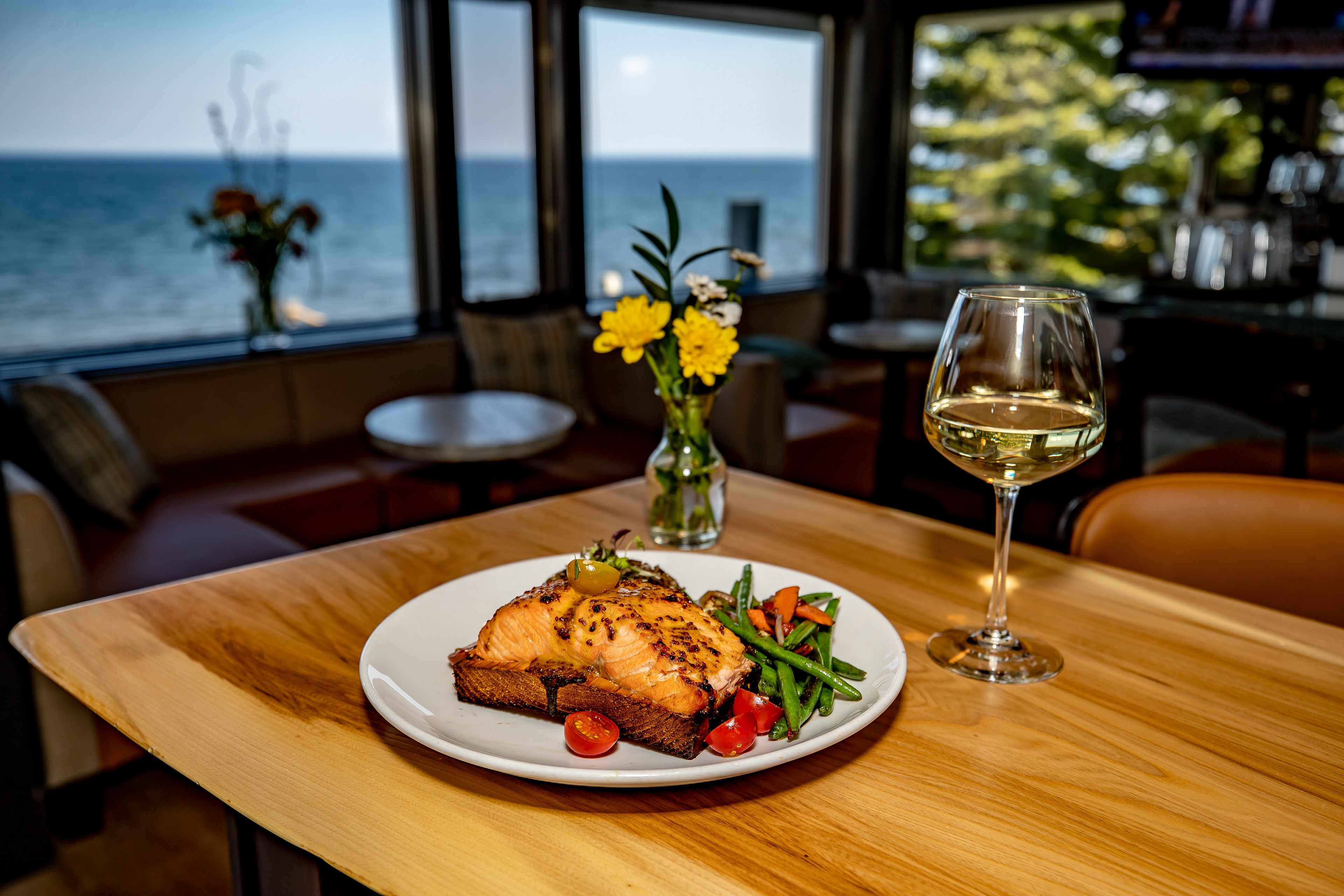 Phục vụ bữa sáng, bữa trưa và bữa tối 