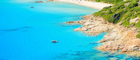 Une zone côtière caractérisée par des eaux turquoise et limpides, des rivages rocheux et une végétation luxuriante.