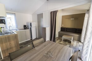 ラグジュアリー モバイルホーム 2 ベッドルーム (Bahia Modulo) | リビング エリア